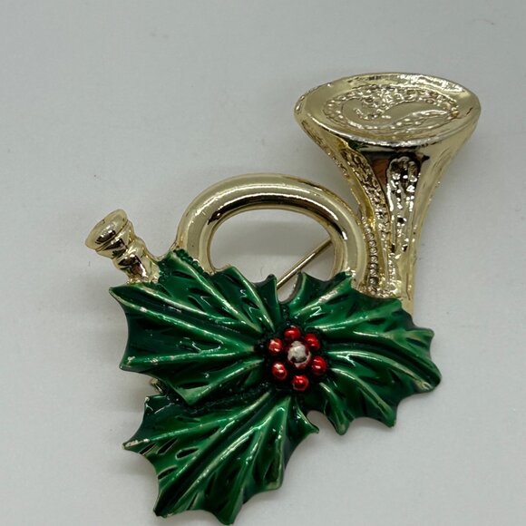 Gerry'S Jewelry - Vintage Gerry's Christmas Brooch Gold-Tone French Horn Pin Enamel Holly Berries